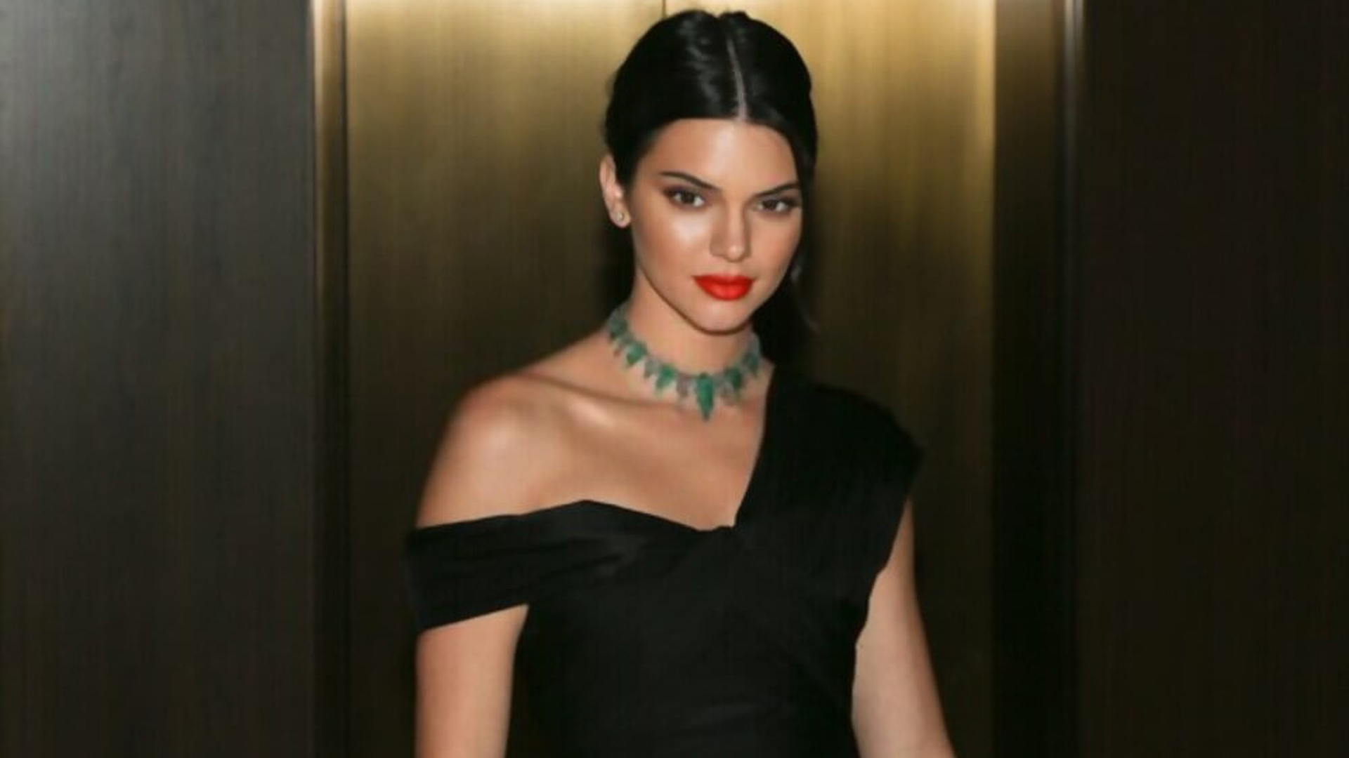 Beautiful Kendall Jenner Girl Model Is Wearing Black Dress And Red Lipstick HD Girls