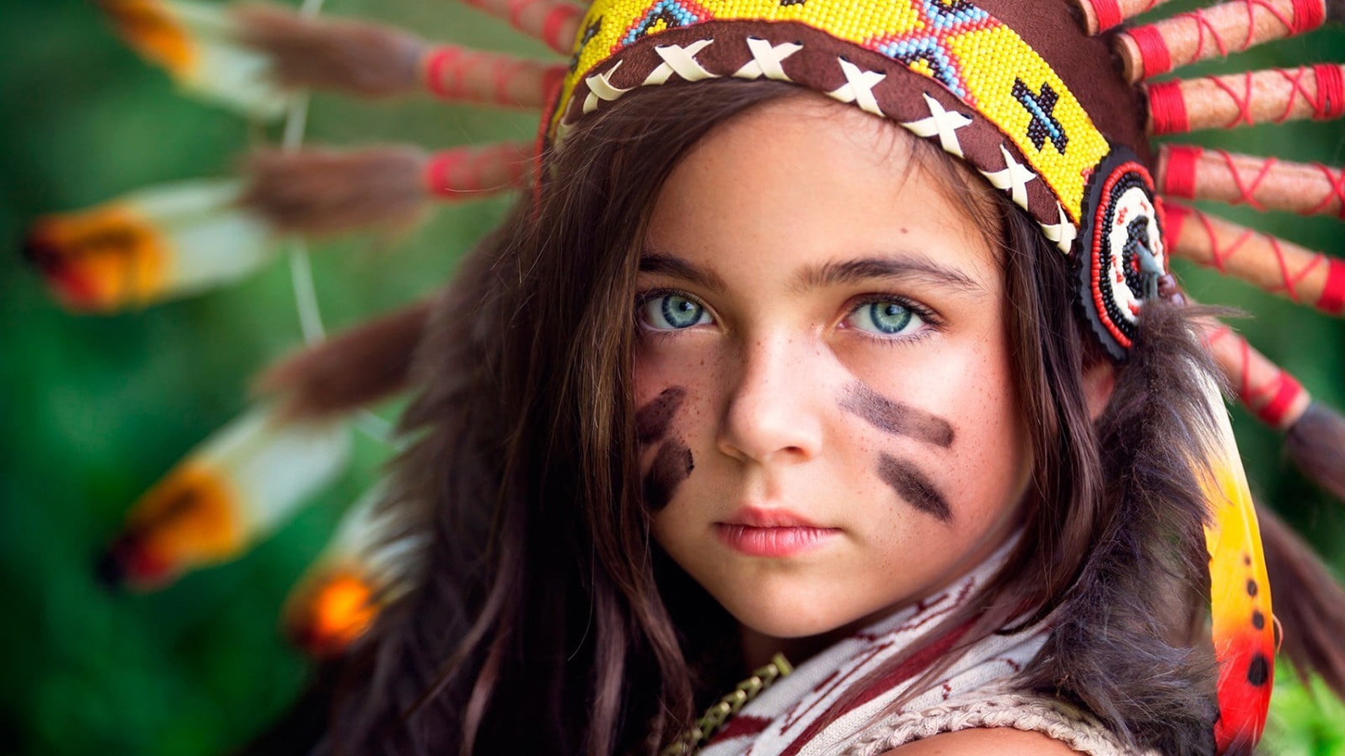 Grey Eyes Little Girl Is Dressing Like Tribal HD