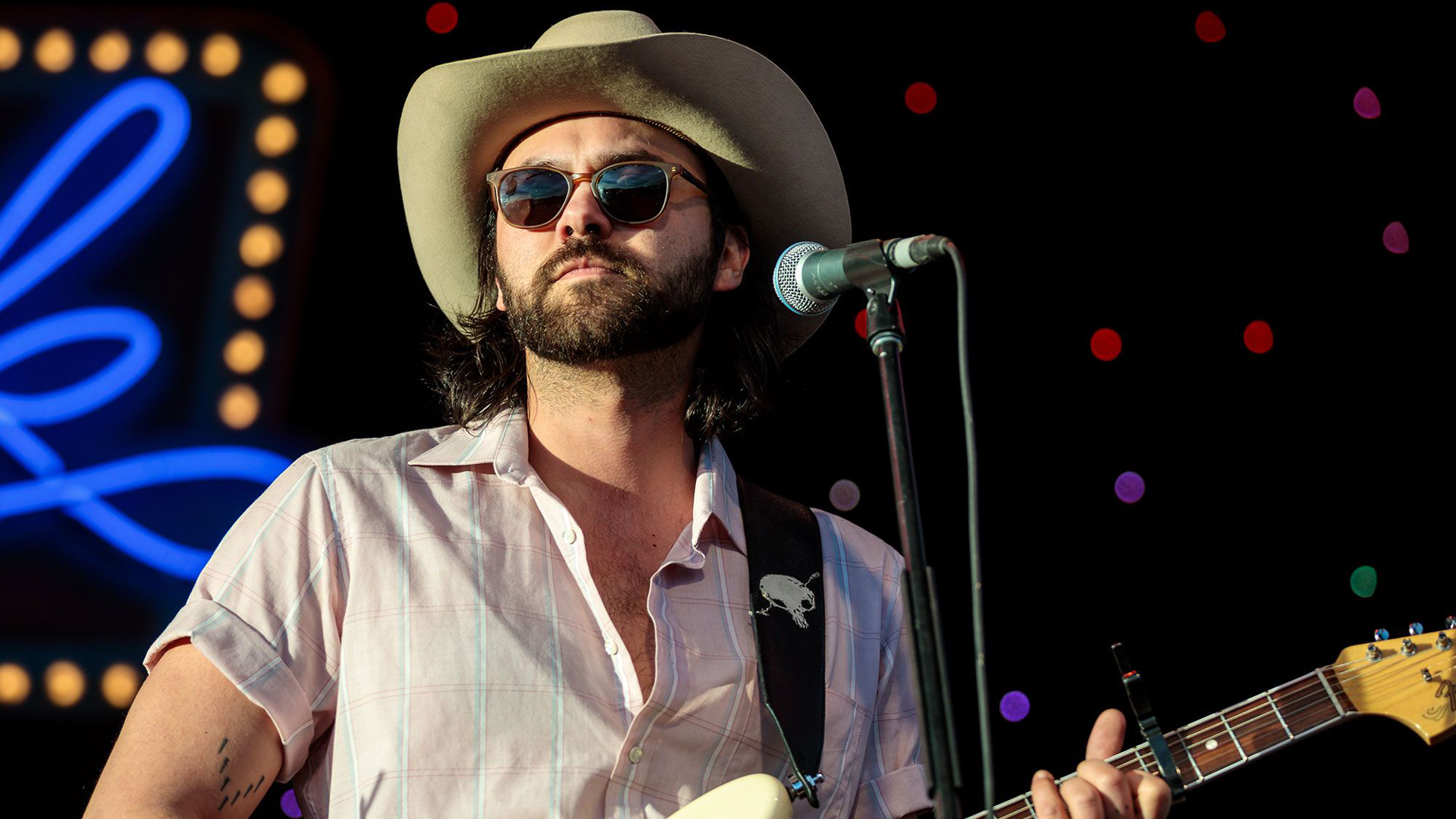 Shakey Graves With Goggles Is Wearing Pink Shirt And Green Cap HD Shakey Graves