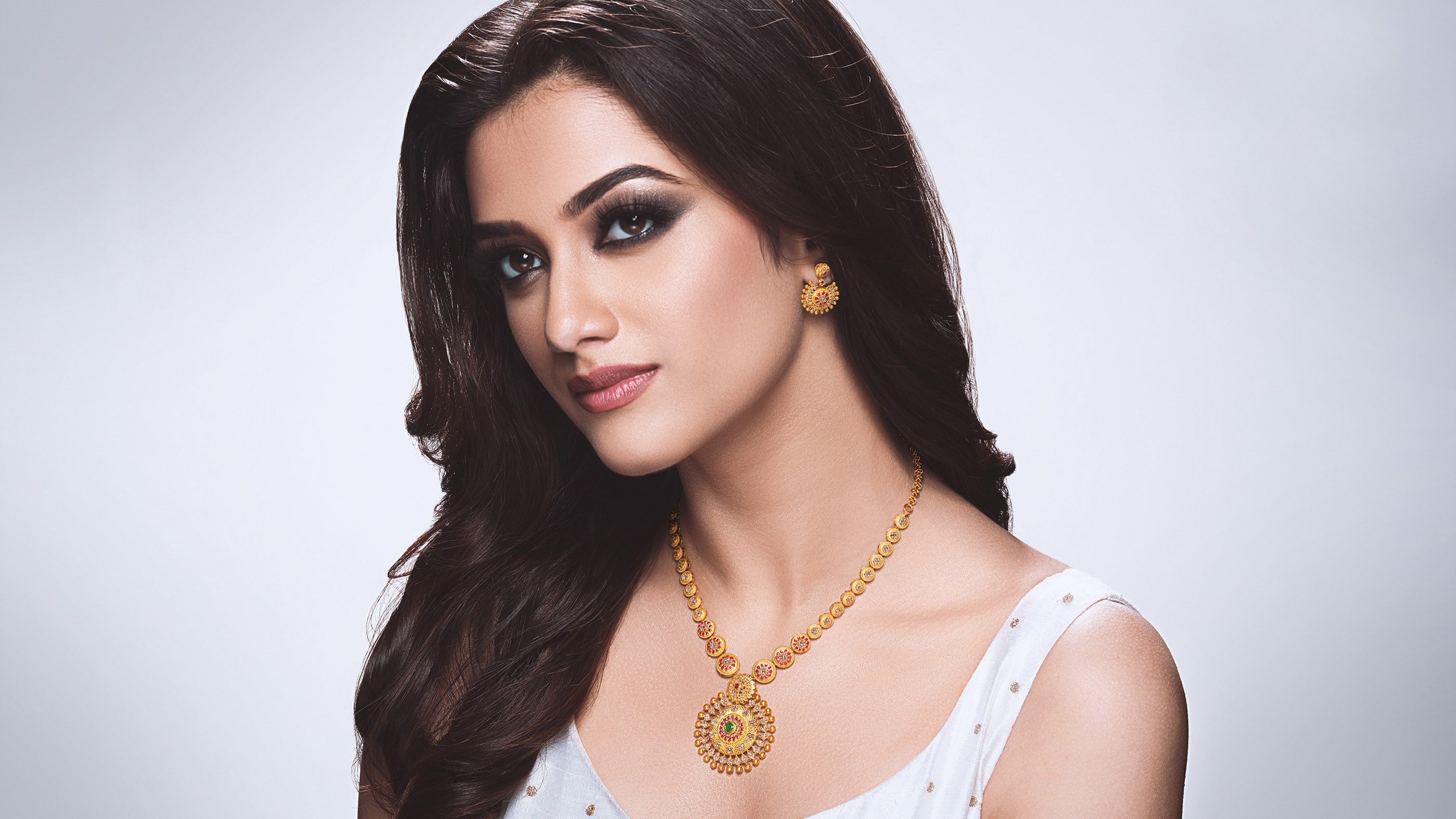 Brown Eyes Girl Model Is Wearing Indian Jewelry Necklace HD Girls